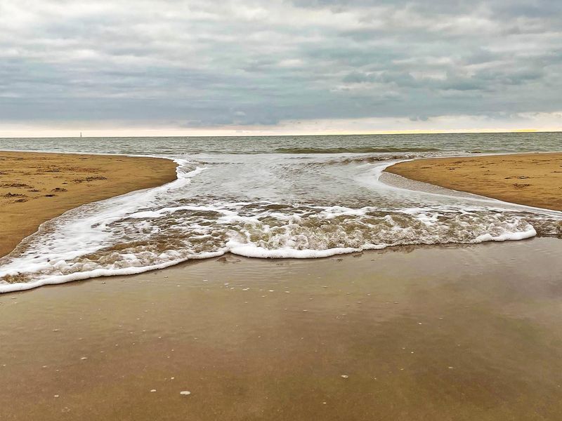 Baïne qui se remplit à marée montante sur une plage atlantique