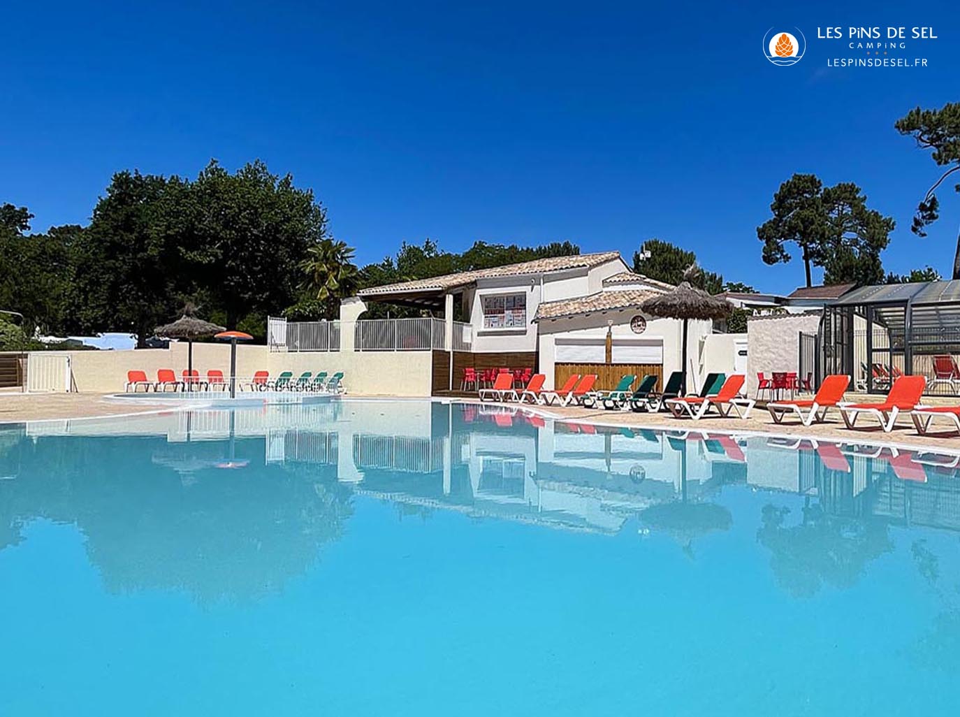 Piscine couverte et chauffée — Camping Les Pins de Sel