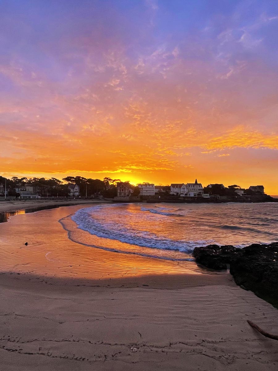 Plage de Saint-Palais-sur-Mer avec ses villas Belle Époque en arrière-plan, Charente-Maritime