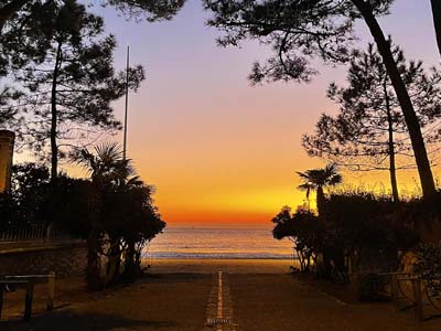 Lumière dorée sur l'estuaire de la Gironde au coucher du soleil